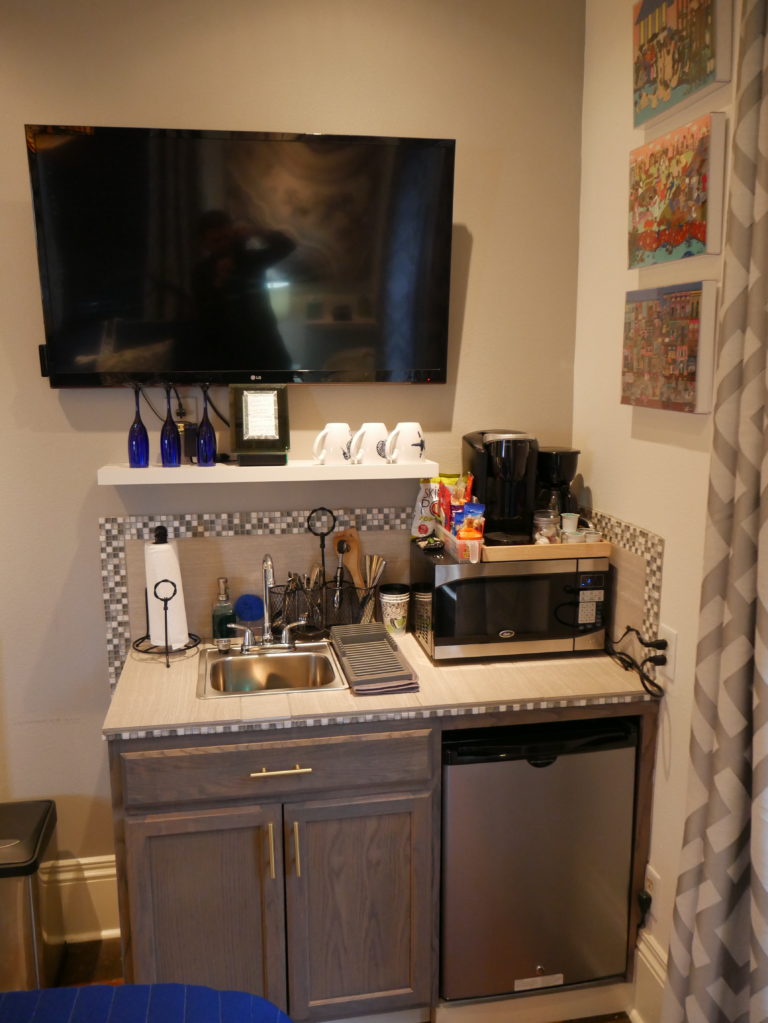 john-thomas-bed-and-breakfast-monroe-la-louisiana-unit 4 TV Kitchenette